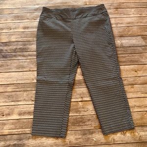 Alfani Sz 16 pull on pants Black & White